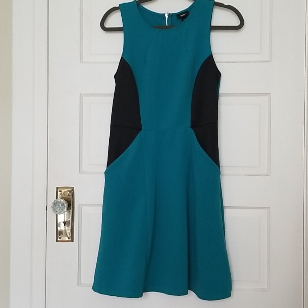 Blue/black dress with zipper and pockets